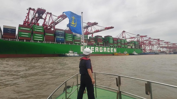 精选期货配资 全球首例船对船液态二氧化碳卸载作业在上海洋山港成功完成