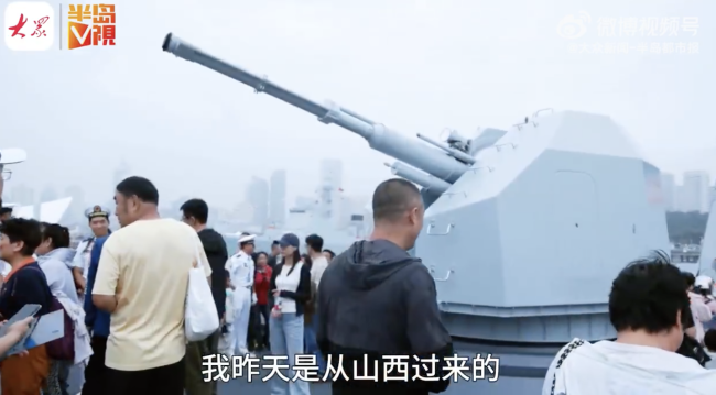 军迷从山西专门来到青岛只为参观舰艇