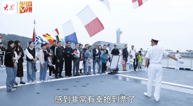 军迷从山西专门来到青岛只为参观舰艇