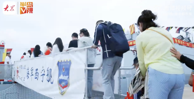 军迷从山西专门来到青岛只为参观舰艇