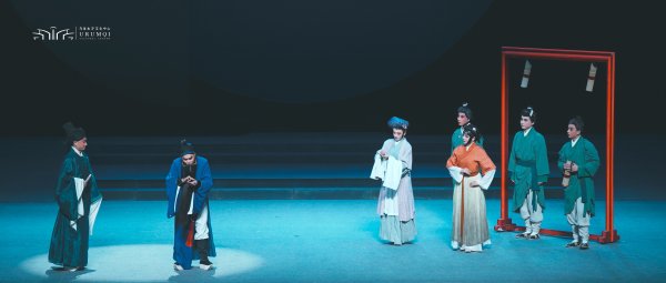 驰盈配资 用舞美凸显角色 他把“大月亮”搬进《梦回东坡》｜独家专访